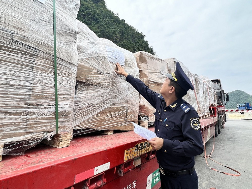 Công chức Hải quan Tân Thanh kiểm tra mặt hàng máy móc NK. Ảnh: H.Nụ