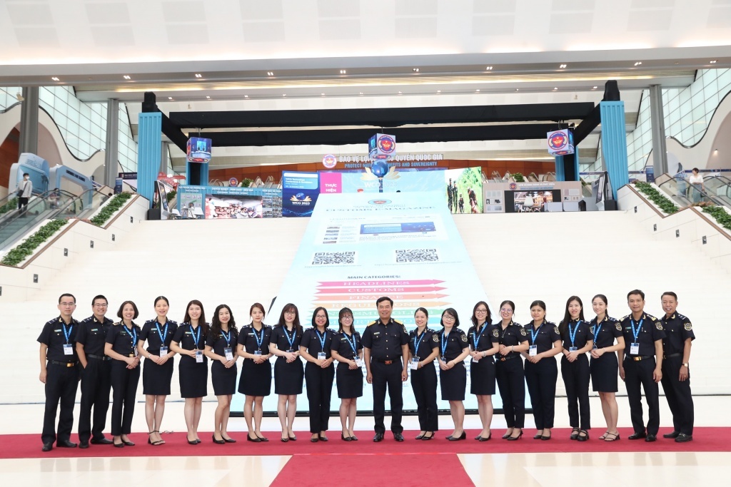 Tập thể Vụ HTQT chụp ảnh lưu niệm cùng Phó Tổng cục trưởng Nguyễn Văn Thọ bên lề Hội nghị và Triển lãm công nghệ của WCO (tháng 10/2023).
