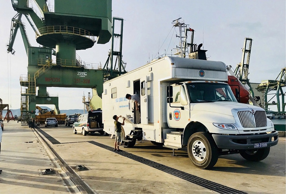 Trạm kiểm định di động mobilab của Cục Kiểm định hải quan tại Khu công nghiệp Formosa Vũng Áng-Hà Tĩnh.