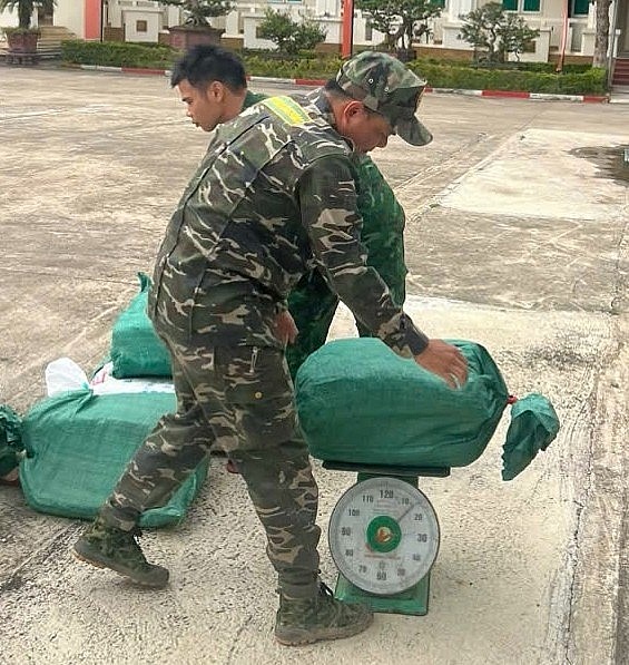 Lực lượng đang kiểm tra cân trọng lượng của số tang vật. Ảnh: HQ Chi Ma