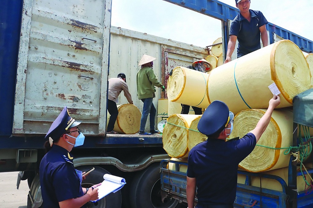 Công chức Chi cục Hải quan cửa khẩu Hoành Mô, Cục Hải quan Quảng Ninh kiểm tra hàng hóa XNK.  Ảnh: Q. Hùng