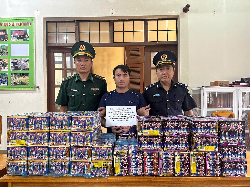 Giấu hơn 1 tạ pháo nổ khi nhập cảnh qua cửa khẩu Cha Lo