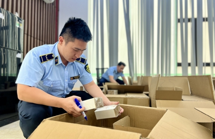Tạm giữ hơn 10.000 chai nước hoa bán qua mạng có dấu hiệu nhập lậu
