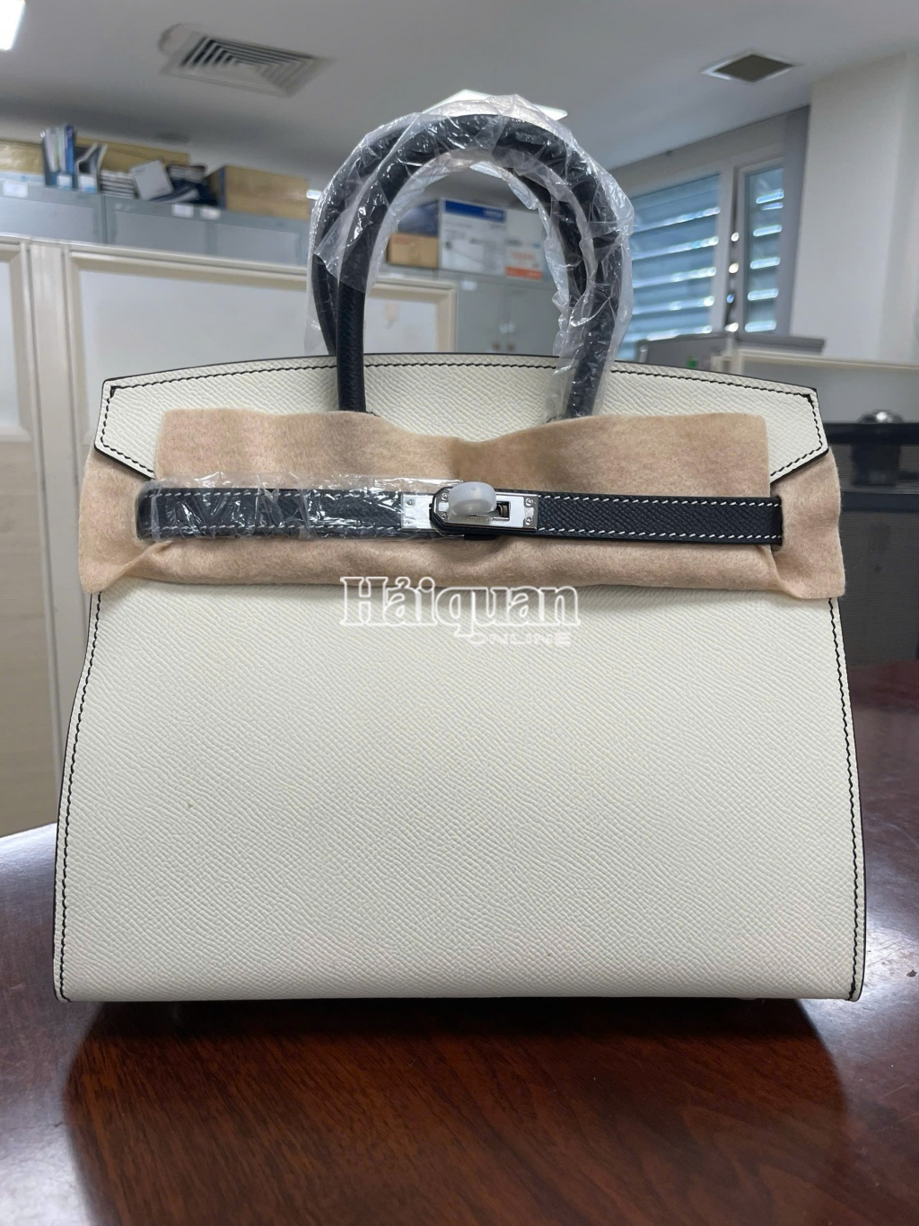 Bắt giữ hàng chục túi HERMÈS giả ngay tại cửa khẩu