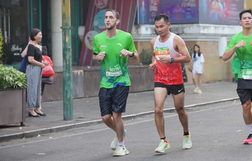 Runner nước ngoài ấn tượng với giải chạy VPIM 2024 của VPBank