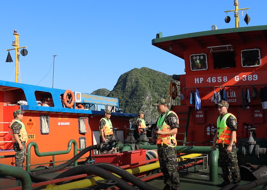 Ngày 30/9/2022, Hải đội 1 (Cục Điều tra chống buôn lậu) chủ trì, phối hợp với các lực lượng chức năng bắt giữ 2 tàu QN-7395 và HP4658 có hành vi sang mạn xăng dầu trái phép tại khu vực biển, cảng biển Hải Phòng, thu giữ 200.000 lít dầu D.O. 	Ảnh: T.Bình Ngày 30/9/2022, Hải đội 1 (Cục Điều tra chống buôn lậu) chủ trì, phối hợp với các lực lượng chức năng bắt giữ 2 tàu QN-7395 và HP4658 có hành vi sang mạn xăng dầu trái phép tại khu vực biển, cảng biển Hải Phòng, thu giữ 200.000 lít dầu D.O. 	Ảnh: T.Bình