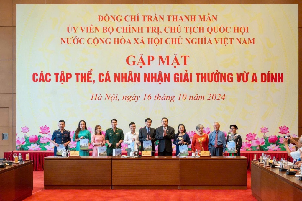 Chủ tịch IPPG Johnathan Hạnh Nguyễn nhận Giải thưởng Vừ A Dính