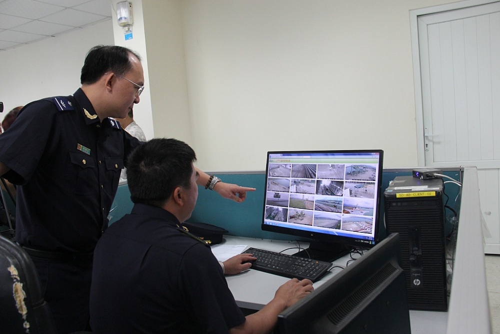 Công chức Chi cục Hải quan cửa khẩu cảng Vũng Áng (Cục Hải quan Hà Tĩnh) giám sát hàng hóa qua hệ thống trực tuyến. 	Ảnh minh họa: H.Nụ Công chức Chi cục Hải quan cửa khẩu cảng Vũng Áng (Cục Hải quan Hà Tĩnh) giám sát hàng hóa qua hệ thống trực tuyến. 	Ảnh minh họa: H.Nụ