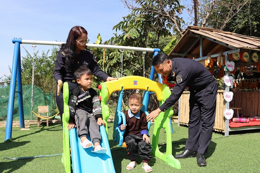 Ban Nữ công Tổng cục Hải quan trao tặng nhiều món quà ý nghĩa cho Trường mầm non Hoa Ban, Yên Bái