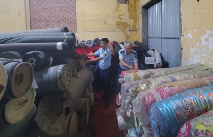 Tạm giữ hơn 10 tấn vải và nguyên phụ liệu không chứng từ