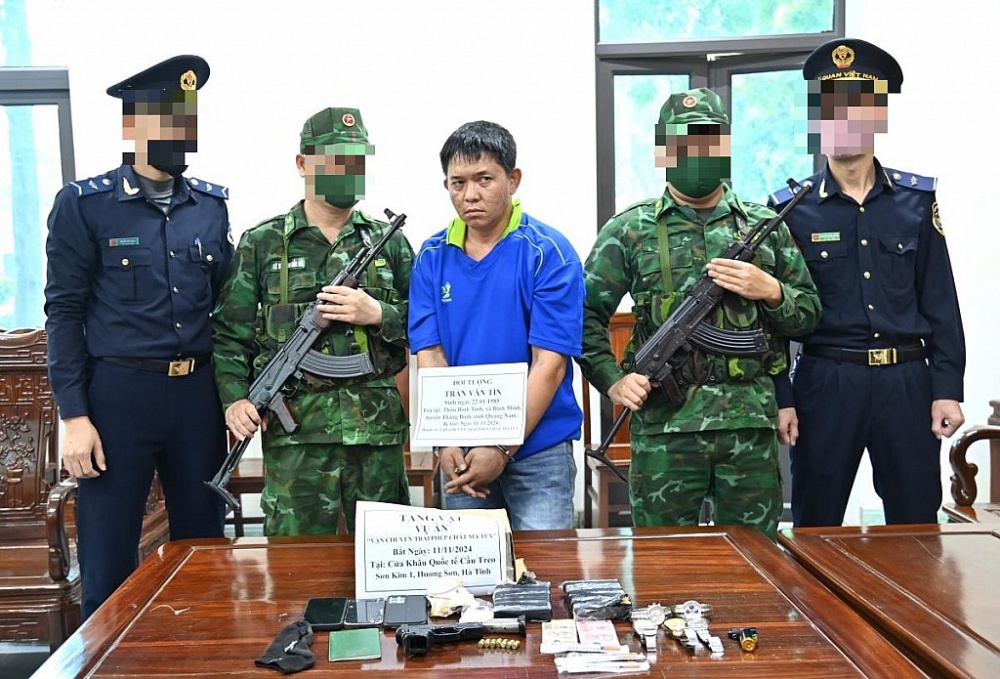 Đối tượng Trần Văn Tín và tang vật. Ảnh: Thanh Giang