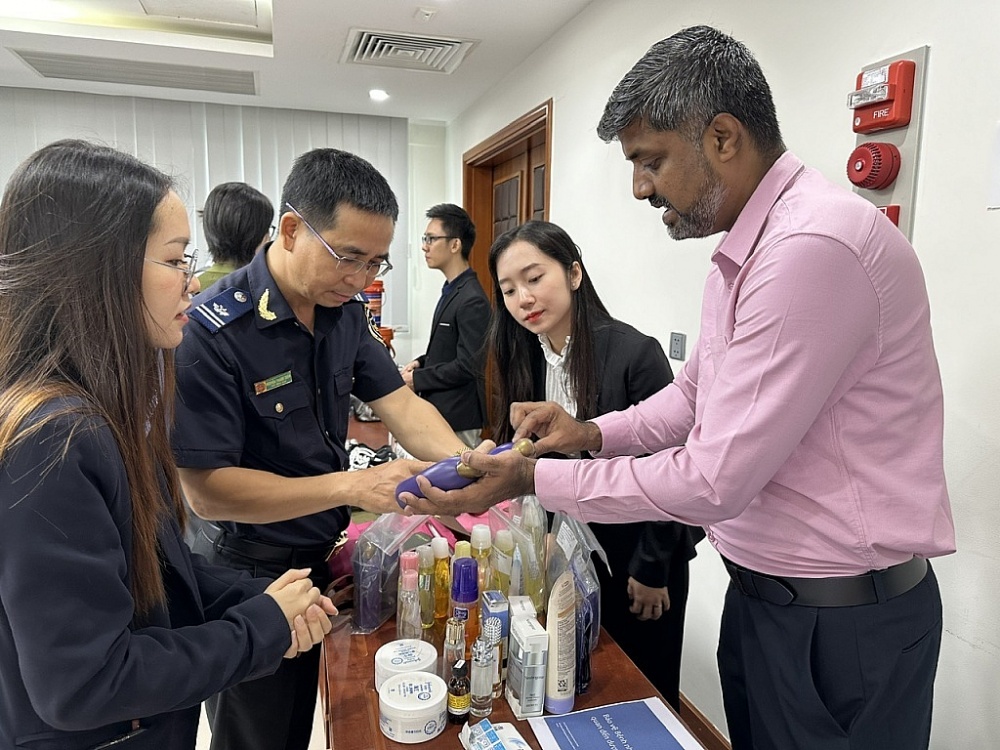 Đại diện nhãn hàng hướng dẫn phân biệt hàng thật, hàng giả, hàng xâm phạm quyền SHTT với công chức Hải quan và khách hàng. Ảnh: T.H Đại diện nhãn hàng hướng dẫn phân biệt hàng thật, hàng giả, hàng xâm phạm quyền SHTT với công chức Hải quan và khách hàng. Ảnh: T.H