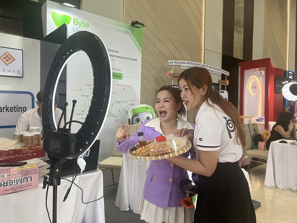 Livestream bán hàng Thuế GTGT đối với hàng NK trị giá thấp: Cần hoàn thiện đồng bộ khung pháp lý