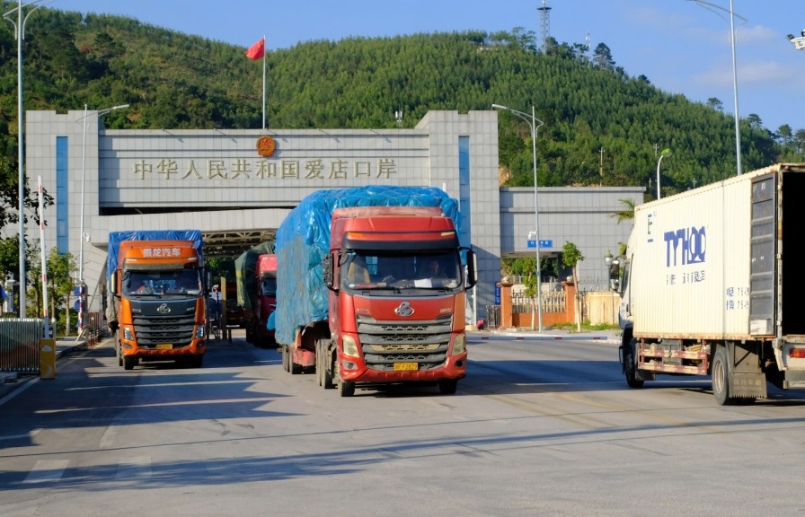 Vận chuyển hàng cấm núp bóng tạm nhập tái xuất sẽ không còn đất sống?