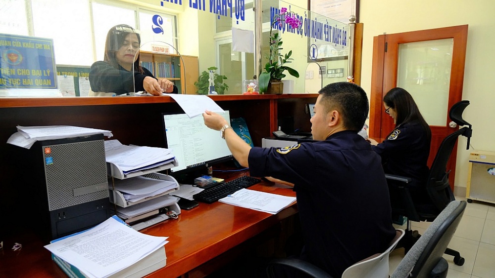 Công chức Hải quan cửa khẩu Chi Ma tiếp nhận và giải quyết thủ tục cho DN. Ảnh: Ngọc Linh