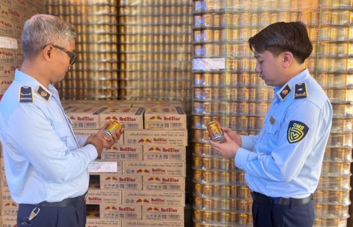 Tạm giữ trên 200.000 sản phẩm nước tăng lực giả nhãn hiệu Redbull