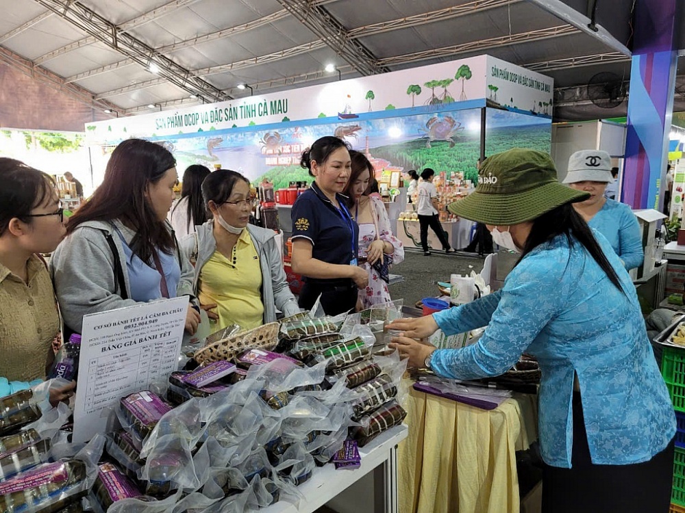 Việc khai thác yếu tố địa phương sẽ là thế mạnh cạnh tranh cho sản phẩm của DN trong mùa Tết. 	Ảnh: N.H