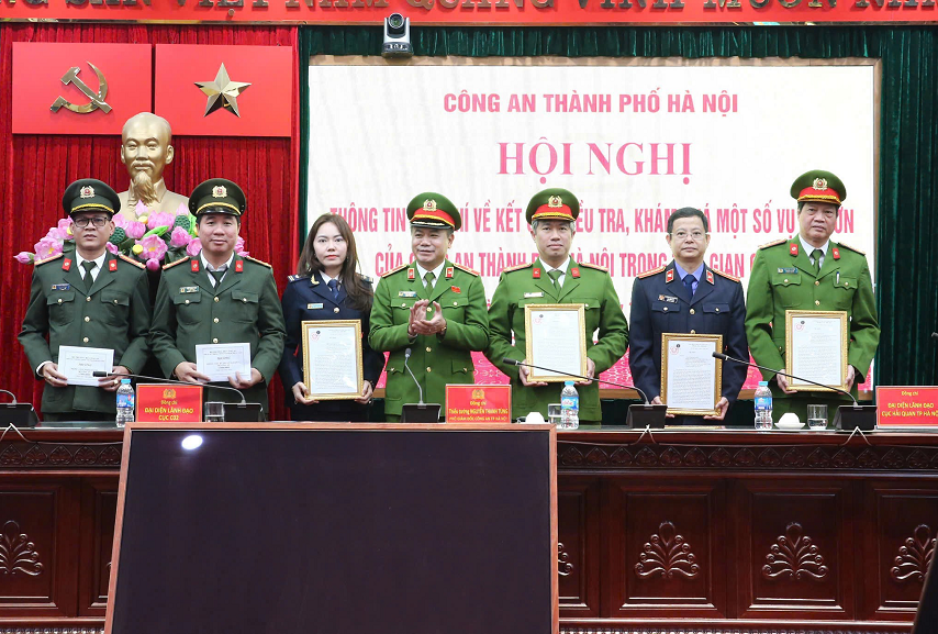 Khen thưởng thành tích phá vụ án buôn lậu 7.300 tấn khí cười