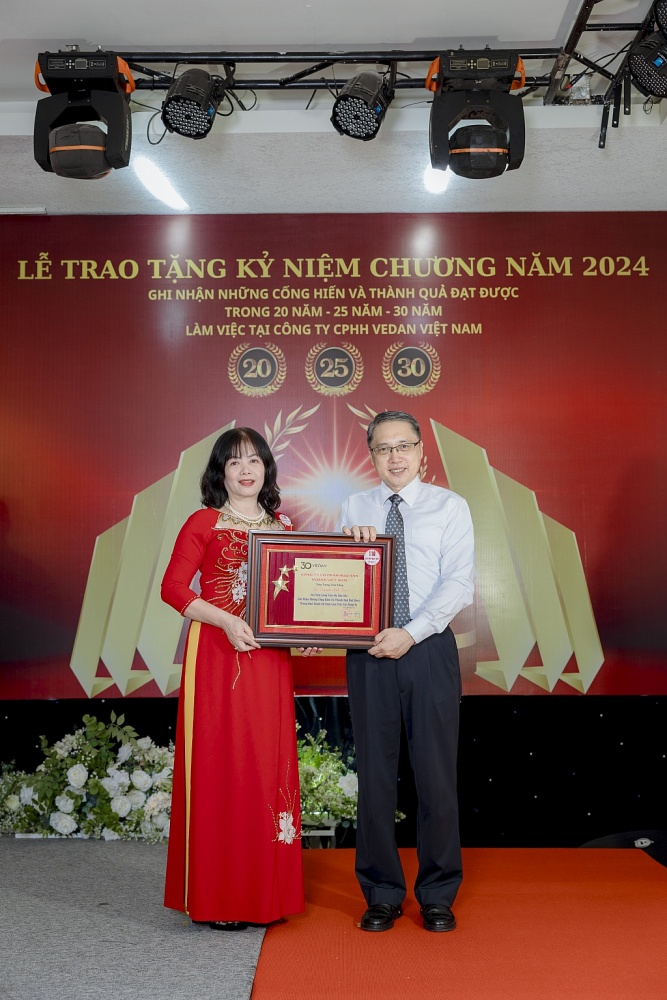 Vedan Việt Nam trao tặng kỷ niệm chương tôn vinh 301 nhân viên có thâm niên 20-25-30 năm