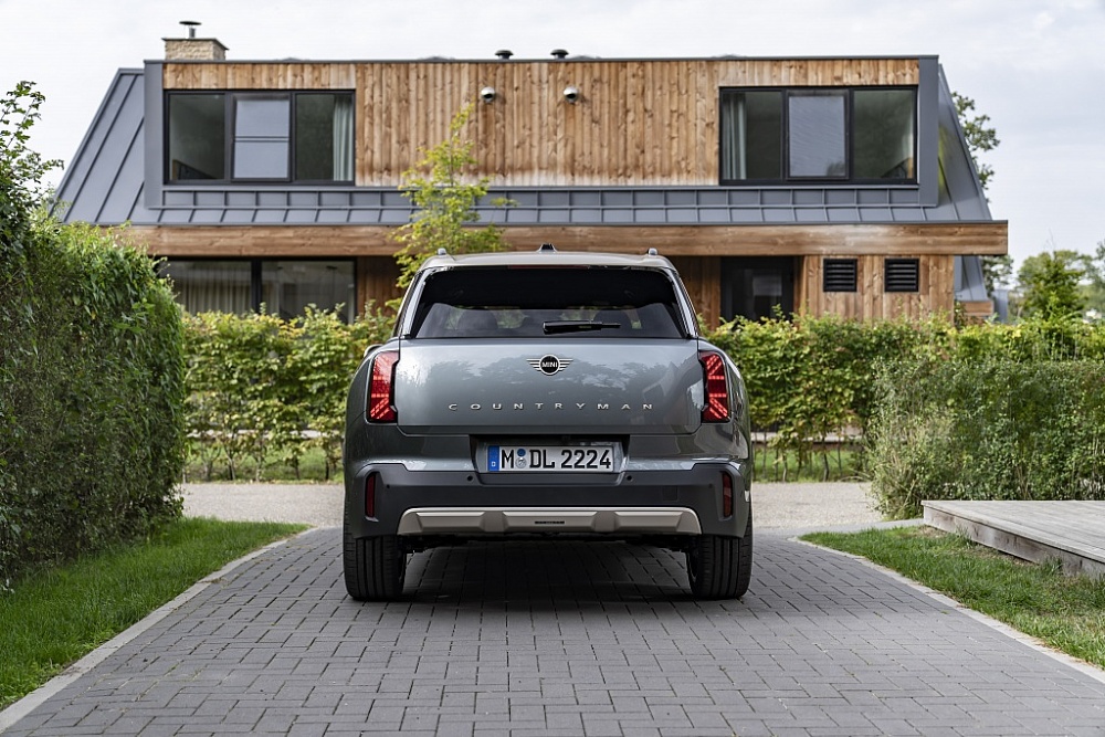 MINI Countryman hoàn toàn mới ra mắt tại Việt Nam