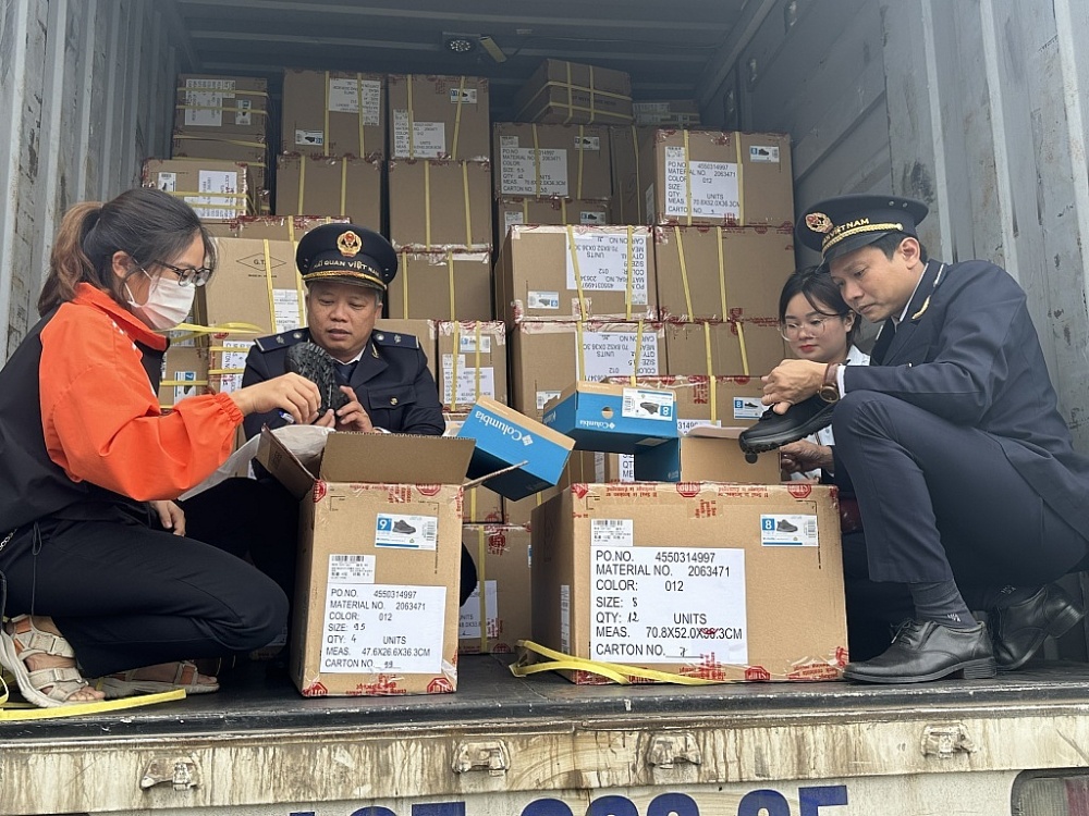 Công chức Chi cục Hải quan các KCN Quảng Ngãi kiểm tra thực tế hàng hóa. 	Ảnh: T.H