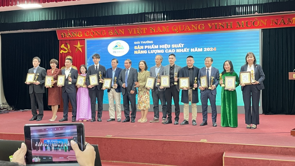Các tập thể được trao giải thưởng về hiệu quả năng lượng. Ảnh: N.Linh