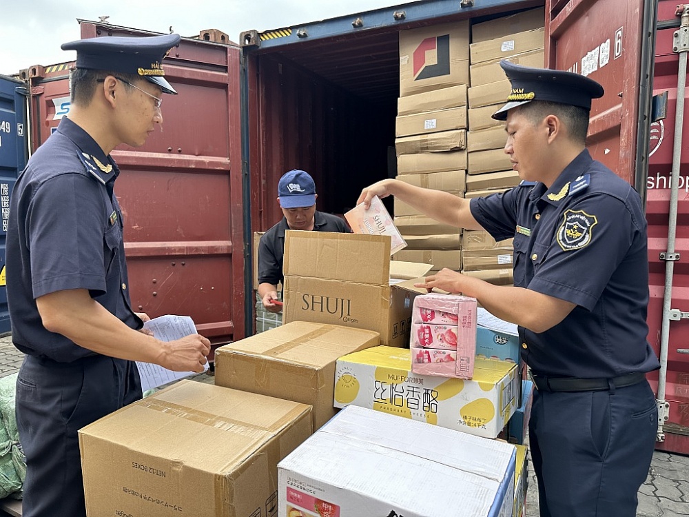 Công chức Hải quan cảng Sài Gòn KV1, Cục Hải quan TPHCM kiểm tra hàng NK. 	Ảnh: Thu Hòa 