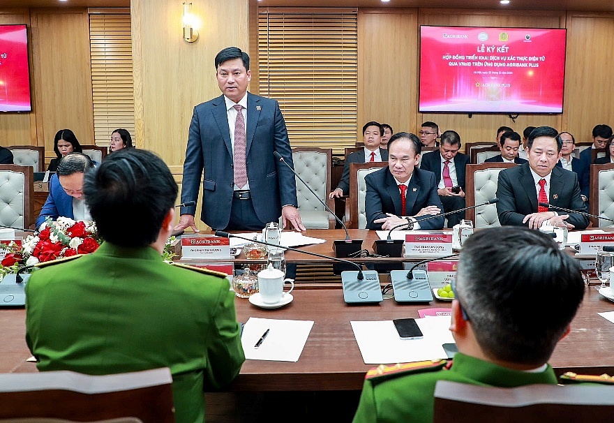 Lễ ký kết triển khai dịch vụ xác thực điện tử qua VNeID trên ứng dụng Agribank Plus giữa Agribank và Trung tâm RAR - Bộ Công an