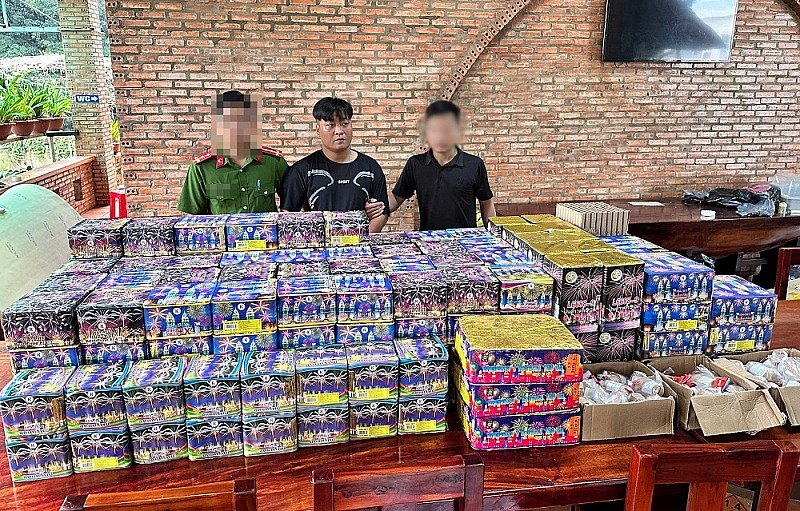 Phạm Viết Nhật cùng tang vật thu giữ. Ảnh: CA HT