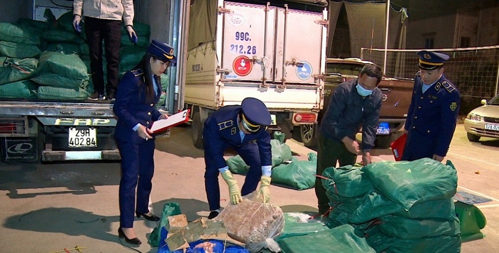 Lực lượng QLTT Lạng Sơn kiểm tra tang vật. Ảnh: QLTT LS Lực lượng QLTT Lạng Sơn kiểm tra tang vật. Ảnh: QLTT LS