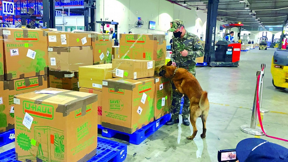 Công chức Chi cục Hải quan sân bay quốc tế Nội Bài (Hải quan Hà Nội) sử dụng chó nghiệp vụ kiểm soát chống buôn lậu. Ảnh: Ngọc Linh Công chức Chi cục Hải quan sân bay quốc tế Nội Bài (Hải quan Hà Nội) sử dụng chó nghiệp vụ kiểm soát chống buôn lậu. Ảnh: Ngọc Linh