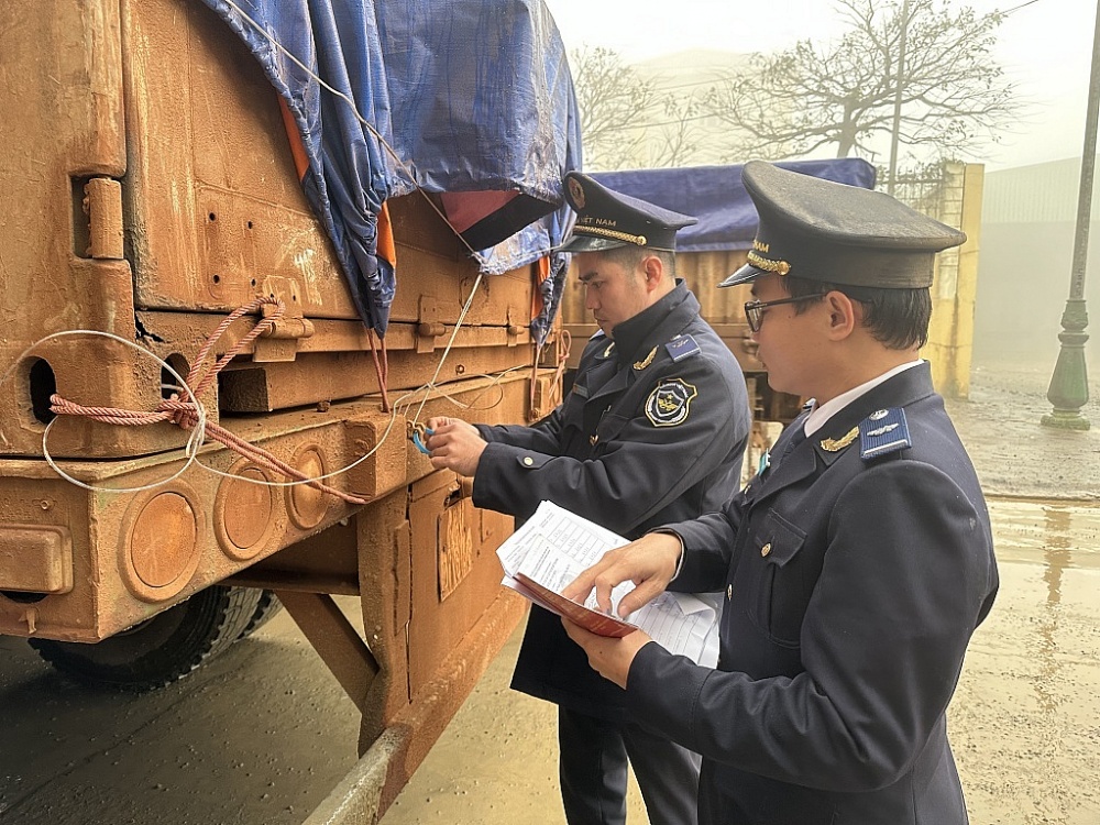 Công chức Chi cục Hải quan cửa khẩu Nam Giang niêm phong xe chở hàng quá cảnh qua cửa khẩu.	 Ảnh: T.Hòa Công chức Chi cục Hải quan cửa khẩu Nam Giang niêm phong xe chở hàng quá cảnh qua cửa khẩu.	 Ảnh: T.Hòa