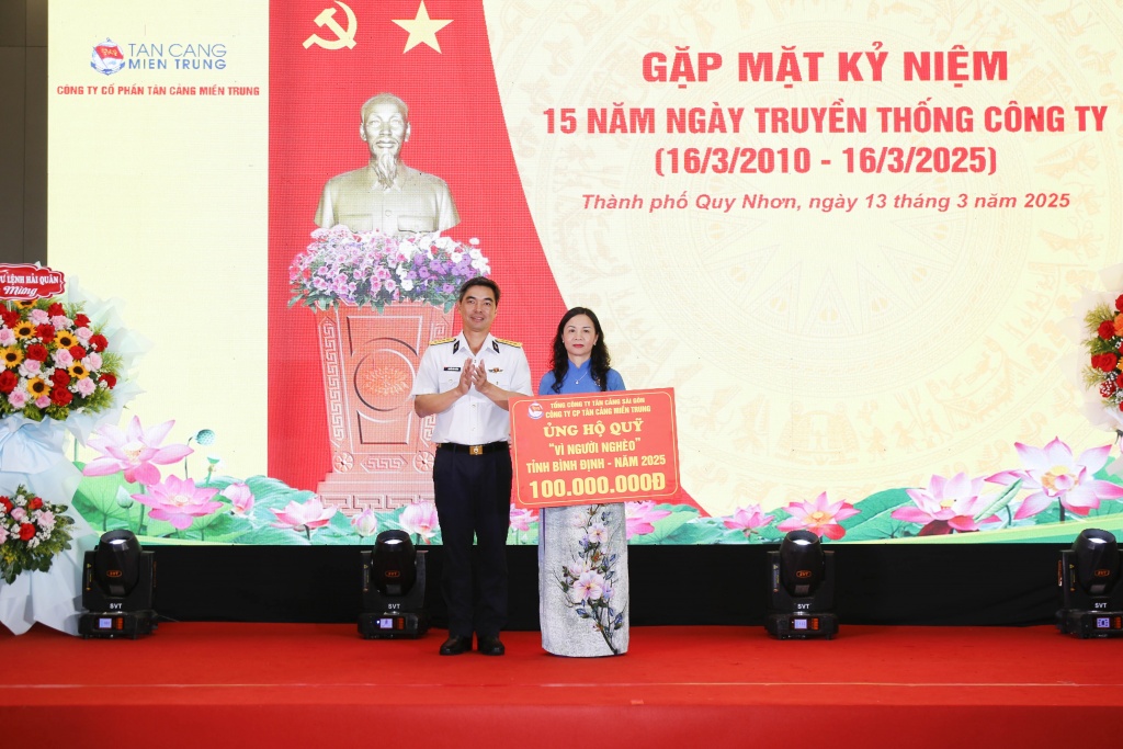 Công ty cổ phần Tân cảng miền Trung đón nhận Bằng khen của Bộ Quốc phòng và tỉnh Bình Định