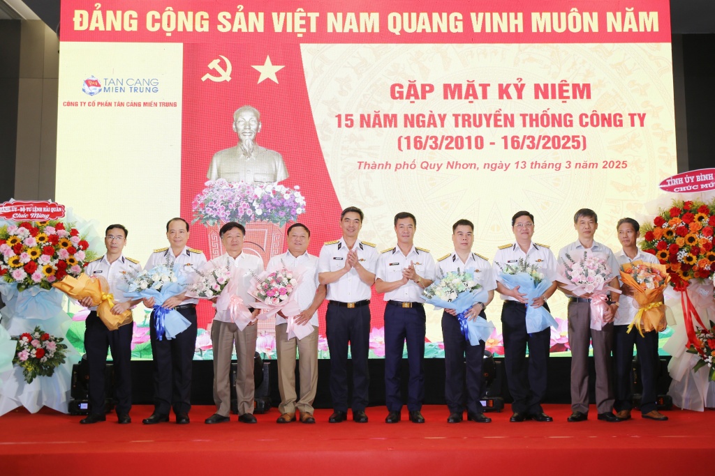 Công ty cổ phần Tân cảng miền Trung đón nhận Bằng khen của Bộ Quốc phòng và tỉnh Bình Định