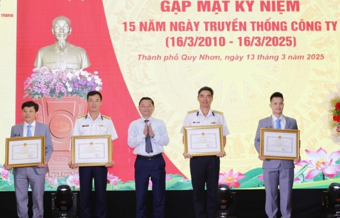 Công ty cổ phần Tân cảng miền Trung đón nhận Bằng khen của Bộ Quốc phòng và tỉnh Bình Định