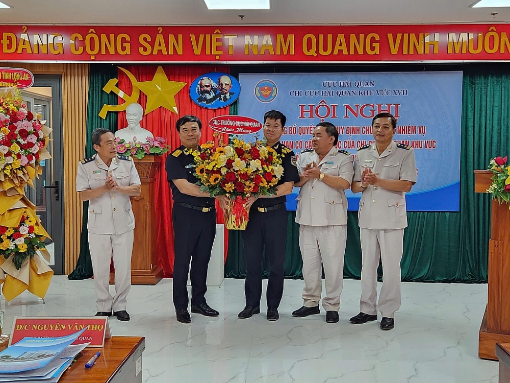 Công bố quyết định về tổ chức bộ máy và nhân sự của Chi cục Hải quan khu vực XIV và XVII
