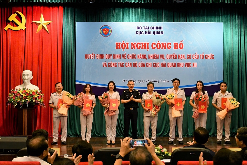 Công bố quyết định về tổ chức bộ máy và nhân sự của Chi cục Hải quan khu vực XII (12)