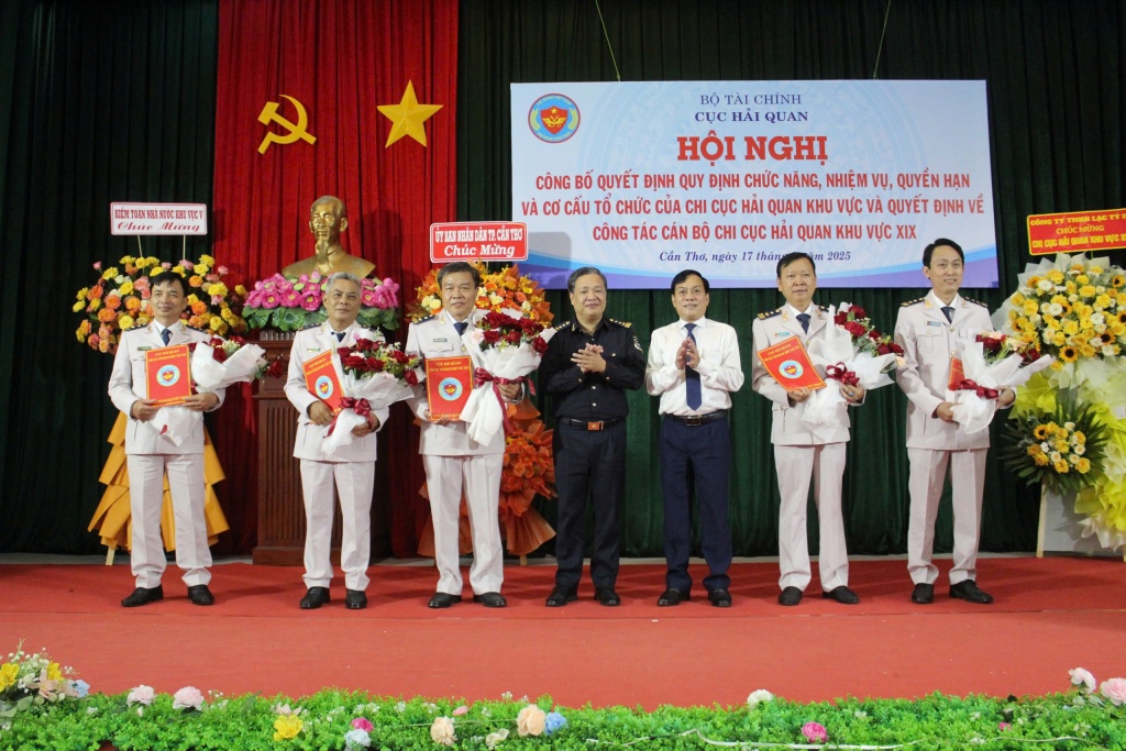 PCT UBDN thành phố Cần Thơ Nguyễn Ngọc Hè và và Chi cục trưởng Vũ Anh trao quyết định cho các Phó Chi cục trưởng Chi cục Hải quan Khu vực XIX