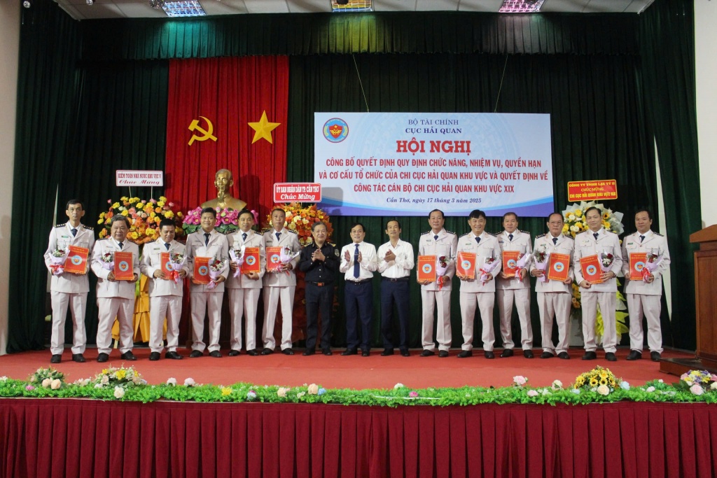 PCT UBDN thành phố Cần Thơ Nguyễn Ngọc Hè và và Chi cục trưởng Vũ Anh trao quyết định cho trưởng các đơn vị thuộc và trực thuộc Chi cục Hải quan Khu vực XIX