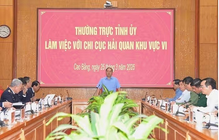 Bí thư Tỉnh ủy Quản Minh Cường làm việc với đại diện lãnh đạo Chi cục Hải quan khu vực VI.