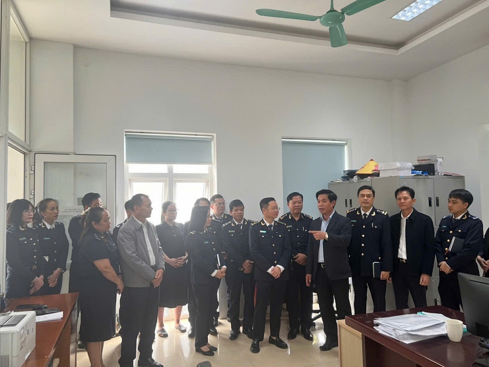 Bùi Thanh San Chi cục trưởng Chi cục Hải quan khu vực XI đã đi kiểm tra việc triển khai nhiệm vụ sau sắp xếp tổ chức bộ máy theo mô hình mới. 