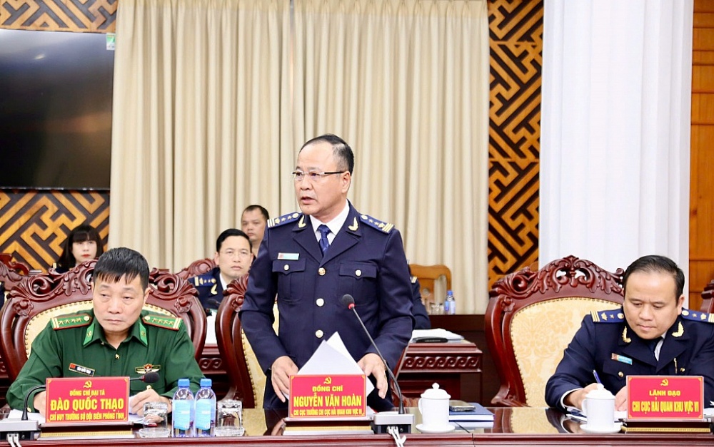 Chi cục trưởng Chi cục Hải quan khu vực VI báo cáo kết quả với Ban Thường vụ Tỉnh ủy Lạng Sơn.