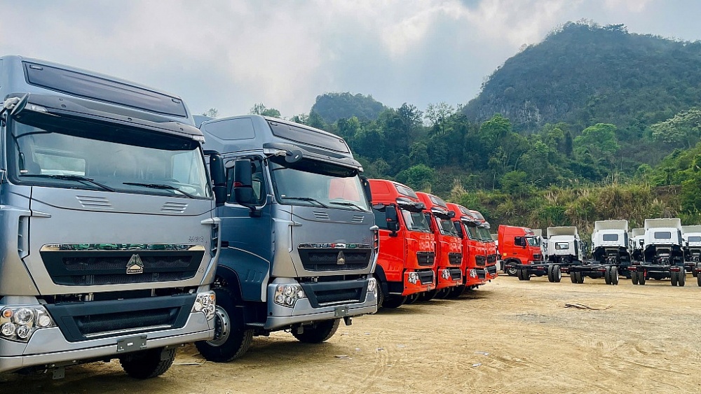 Xe ô tô mới NK qua cửa khẩu quốc tế Hữu Nghị. Xe ô tô mới NK qua cửa khẩu quốc tế Hữu Nghị.