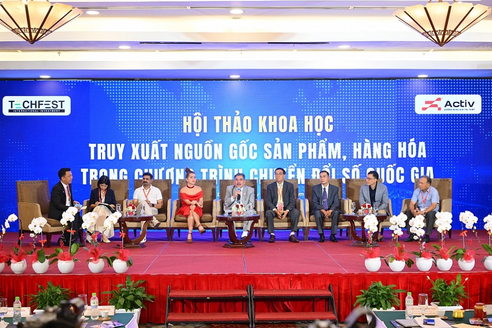 Các diễn giả thảo luận về các giải pháp ứng dụng chuyển đổi số trong truy xuất nguồn gốc sản phẩm, hàng hóa.