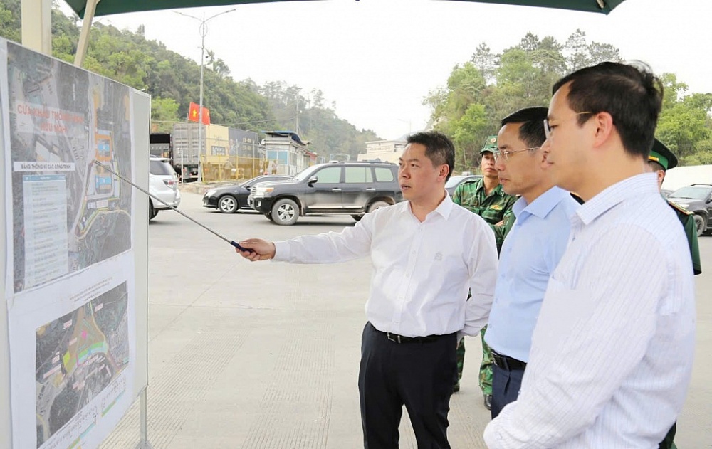 Ông Đồng chí Đoàn Thanh Sơn, Phó Chủ tịch UBND tỉnh Lạng Sơn trao đổi với đồng chí Chủ tịch UBND tỉnh Quảng Ninh về phương án triển khai xây dựng hạ tầng