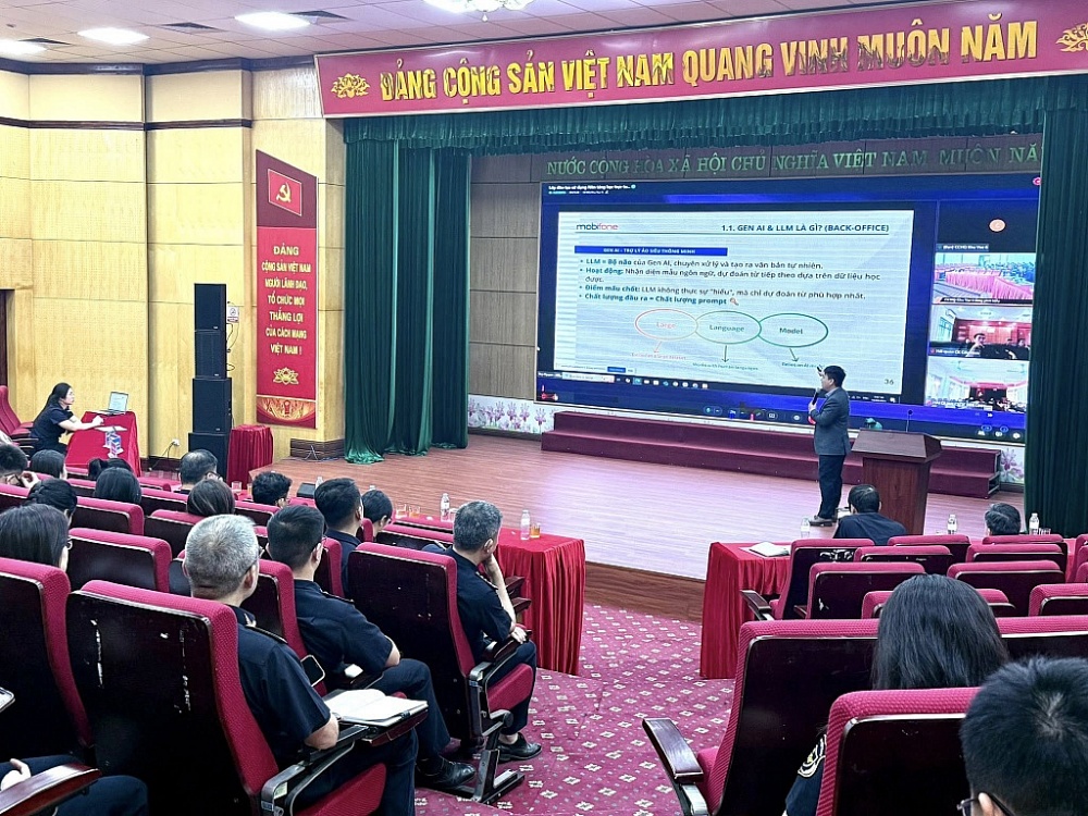 Đại diện Mobifone tỉnh Lạng Sơn chia sẻ kiến thức về công nghệ cho công chức thuộc Chi cục Hải quan khu vực VI. Ảnh: Mai Loan