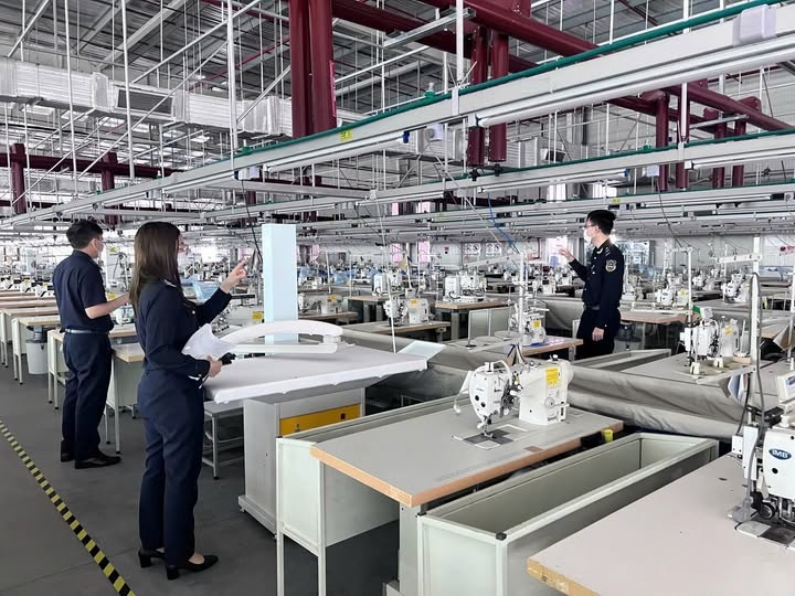 Hải quan cửa khẩu quốc tế Móng Cái kiểm tra cơ sở nhập nguyên liệu sản xuất hàng hóa xuất khẩu.
