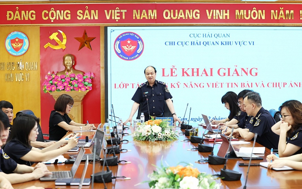 Phó Chi cục trưởng Chi cục Hải quan khu vực VI Mã Thanh Giang phát biểu tại buổi tập huấn. Ảnh: Mai Loan