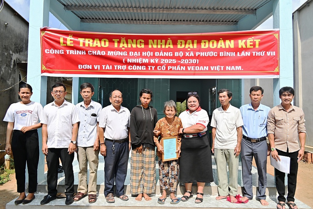 Bà Nguyễn Thu Thủy - phó giám đốc đối ngoại Vedan Việt Nam cùng đại diện các cơ quan xã Phước Bình trao nhà cho gia đình bà Phạm Thị Giùm