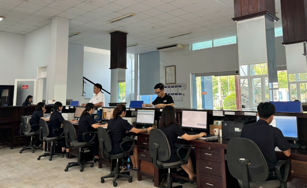 Công chức Hải quan cửa khẩu Thủy An hỗ trợ doanh nghiệp làm thủ tục hải quan.